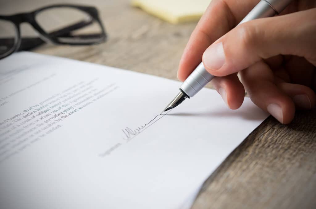 signing a lease agreement contract